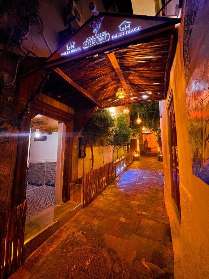 Riad Verus Fes Luaran gambar