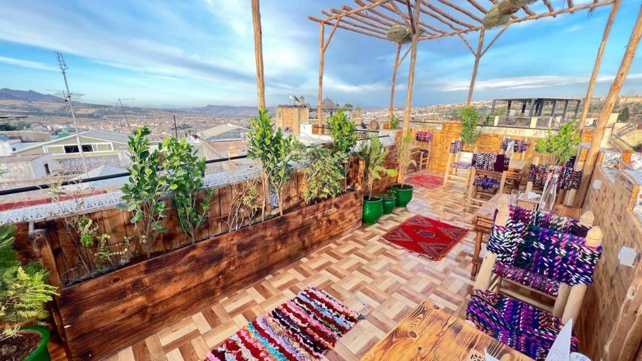 Riad Verus Fes Luaran gambar