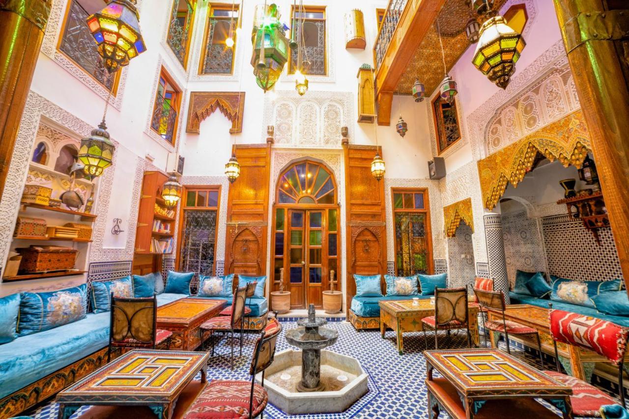 Riad Verus Fes Luaran gambar