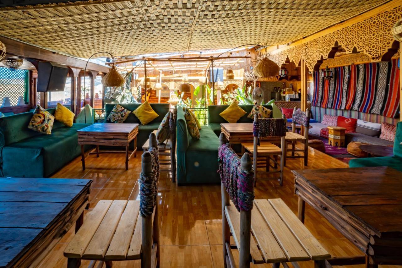 Riad Verus Fes Luaran gambar
