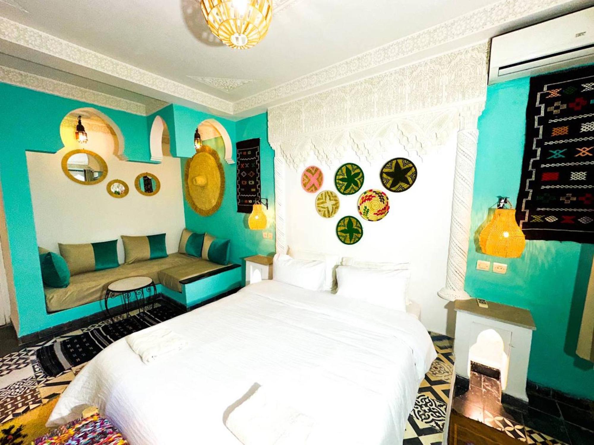 Riad Verus Fes Luaran gambar