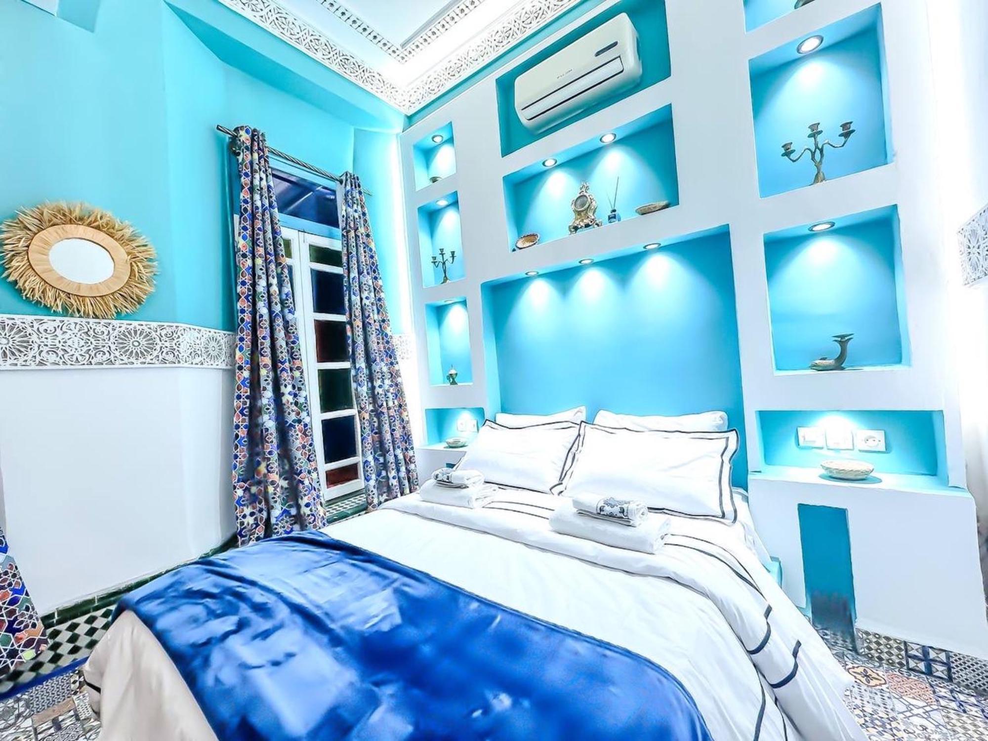 Riad Verus Fes Luaran gambar